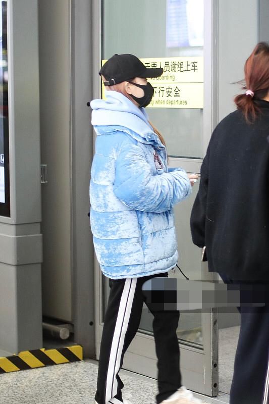 李小璐带儿女甜馨低调坐高铁,见镜头略显尴尬