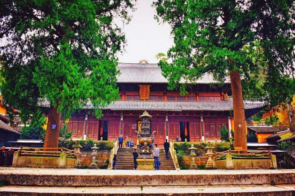 位于浙江省台州市天台县,与山东灵岩寺,南京栖霞寺,湖北玉泉寺并称为"