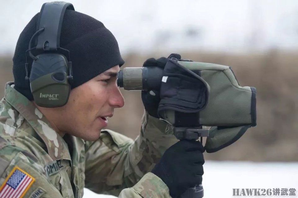 通过观测镜,确定目标距离.狙击手都要佩戴耳罩,减小枪声对听力的损害.