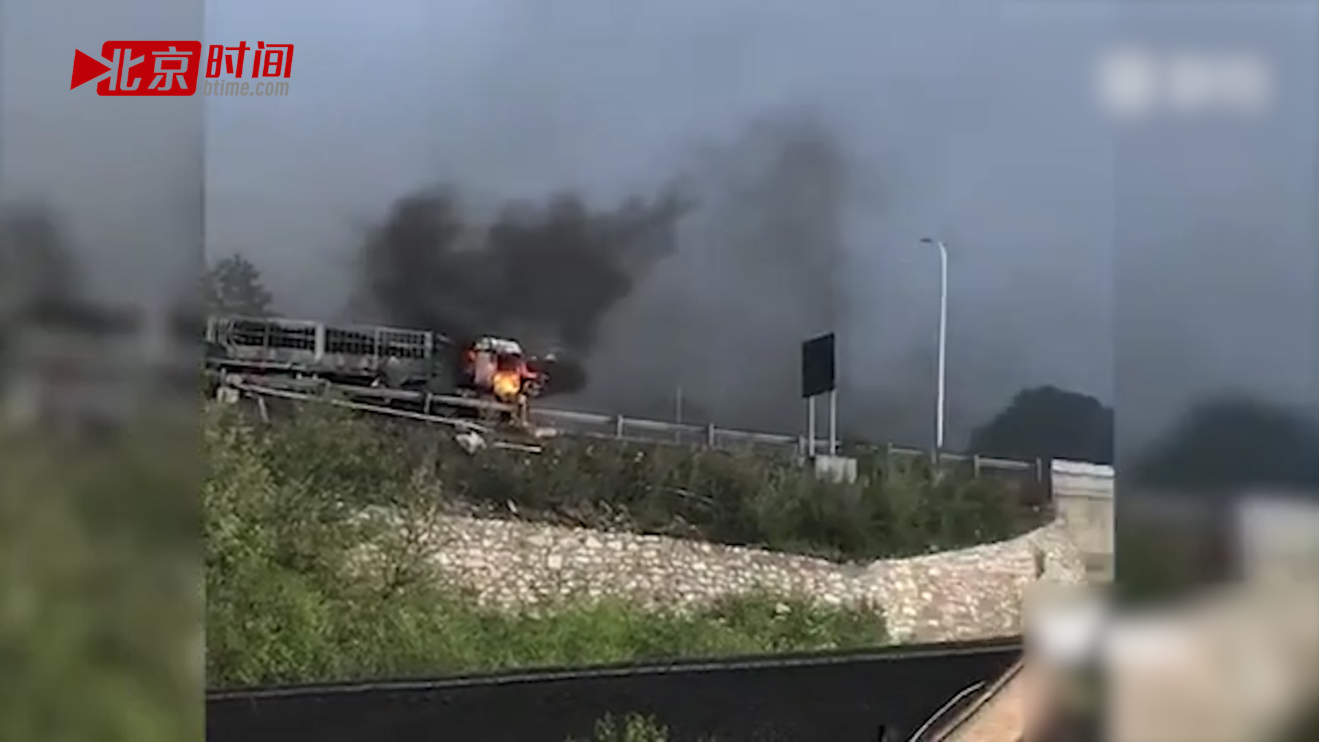 河北张石高速油罐车追尾爆炸 事故已致12人死亡