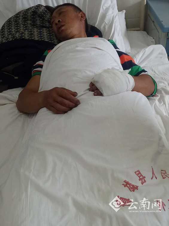 云南男子被围殴打断肋骨 家属:打人者是镇政府的人 云南男子被围殴打断肋骨 家属:打人者是镇政府的人