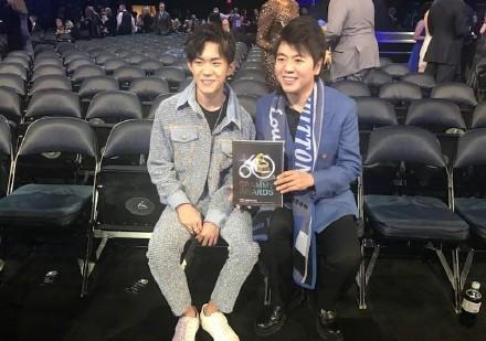 易烊千玺身高将突破一米八!他背着粉丝给朗朗