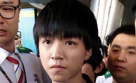 黑粉到底多可怕?王俊凯被扑倒,鹿晗差点出车祸