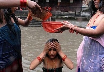 在加德满都河谷地区，修建有大大小小上百个水池。大多由红砖砌成，一般坐落在寺庙或者大街旁有天然水源的地方。在地面以下3—5米，周围建有半米高的围墙，有的还装饰有狮子、蛇等石雕动物。