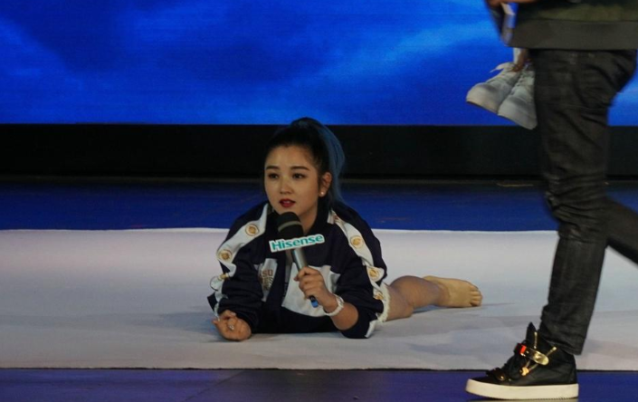 何洁光脚演绎艺术体操 穿短裤画面尴尬