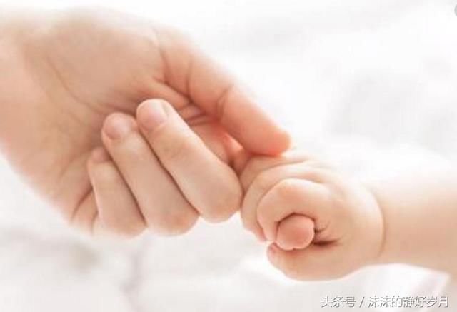 宝宝这项原始反射能力,该有时没有,该消失时没