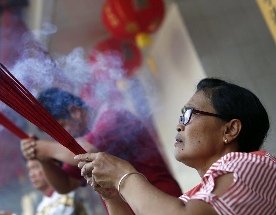 外国人眼里的中国春节:舞狮舞龙狗灯笼,财神爷