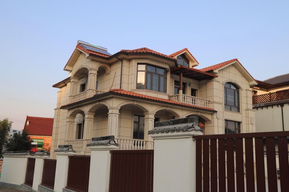 事实上,在杭州周边农村,这样造型考究的别墅遍地开花,富裕了的农民不