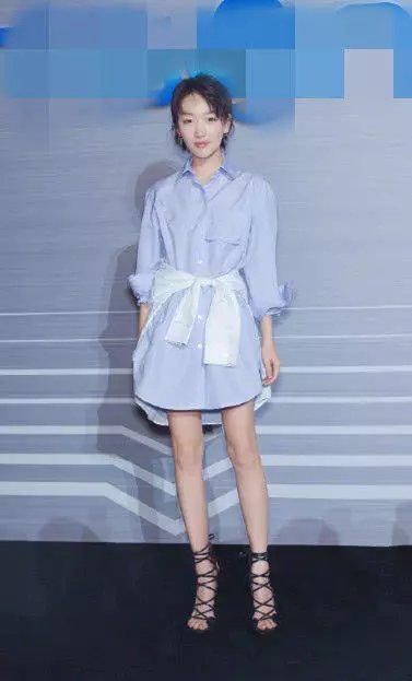 当周冬雨在脱掉高跟鞋后,身高成了车祸现场,