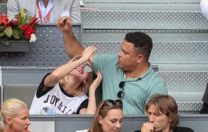 体育足坛传奇罗纳尔多携女友观战大师赛,比赛