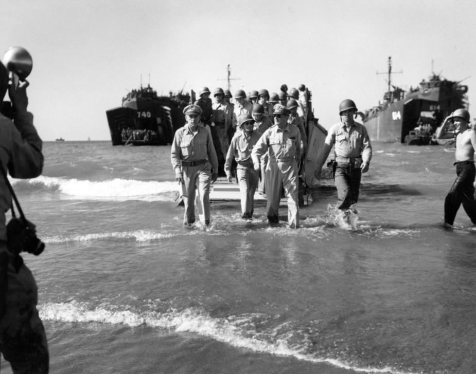 虽然这次涉水登陆被后世很多人指责为作秀，但实际上当时的吕宋岛滩头并不安全。