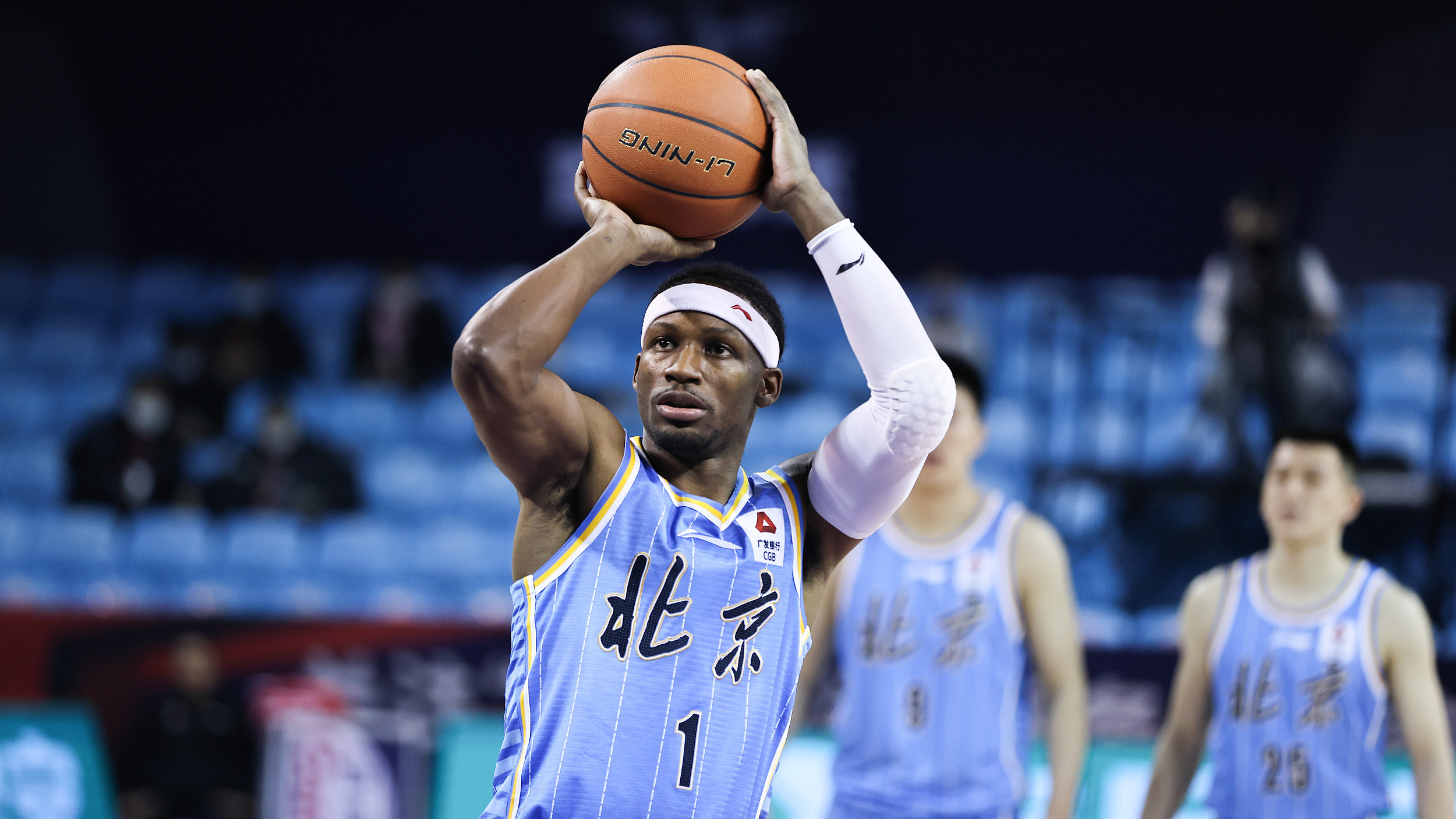 吉布森个人表演 “双塔”统治内线!北京首钢轻取四川排名升至第8 吉布森个人表演 “双塔”统治内线!北京首钢轻取四川排名升至第8