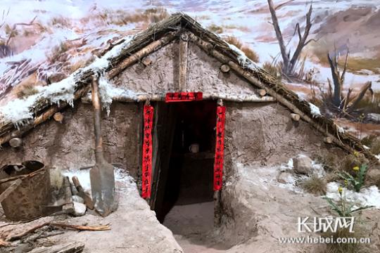 塞罕坝展览馆里,第一代赛罕坝人居住环境模型.记者 高琳哲 摄