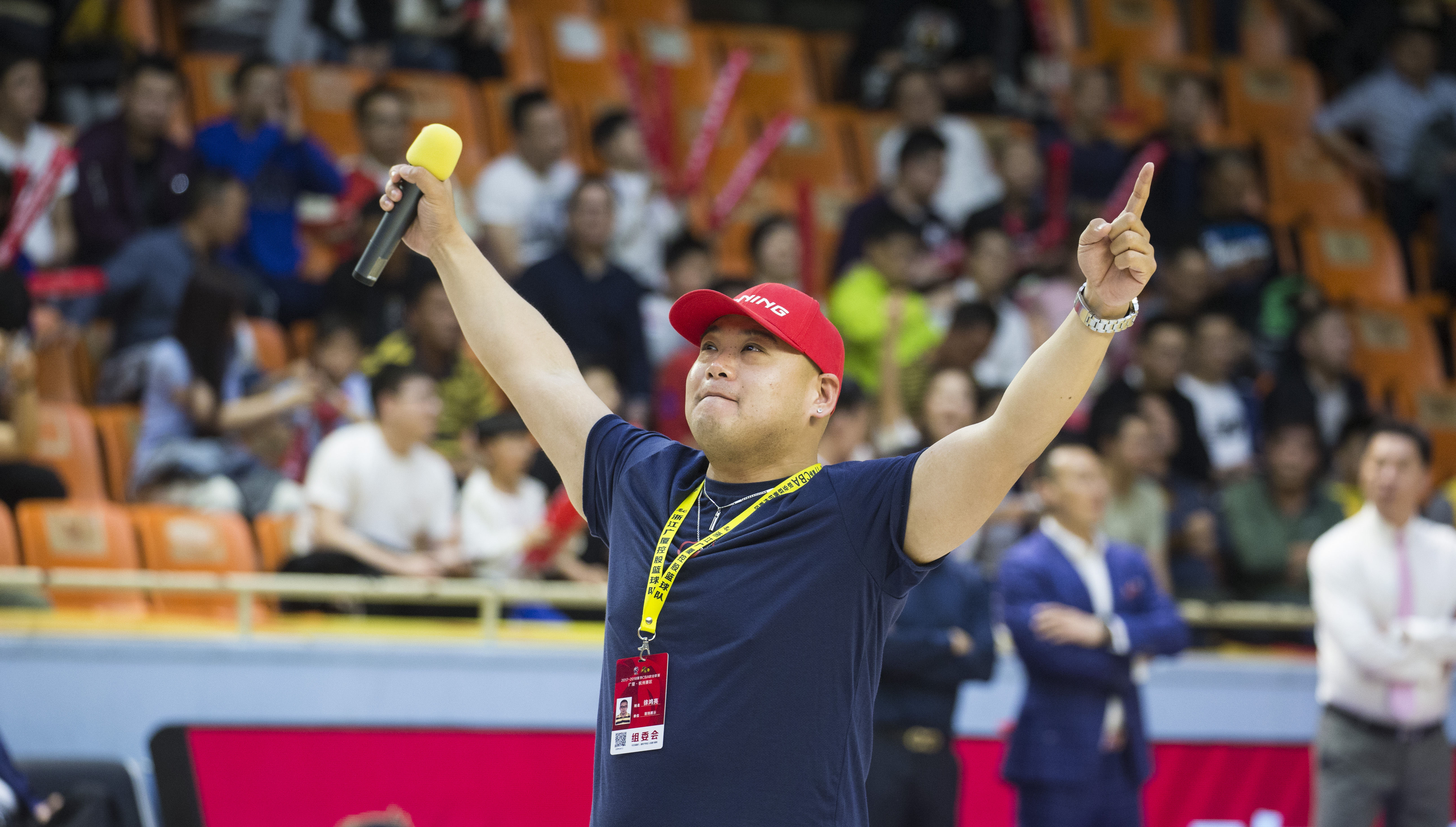 杭州体育馆有个本塘主持叫阿亮 他相信广厦还会再打回主场