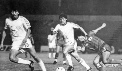 回顾国足11次出征亚洲杯,仅获过两次亚军,里皮