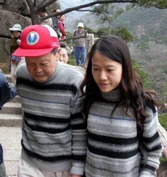 96岁杨振宁和小54岁妻子,遗产分配惹争议,这真