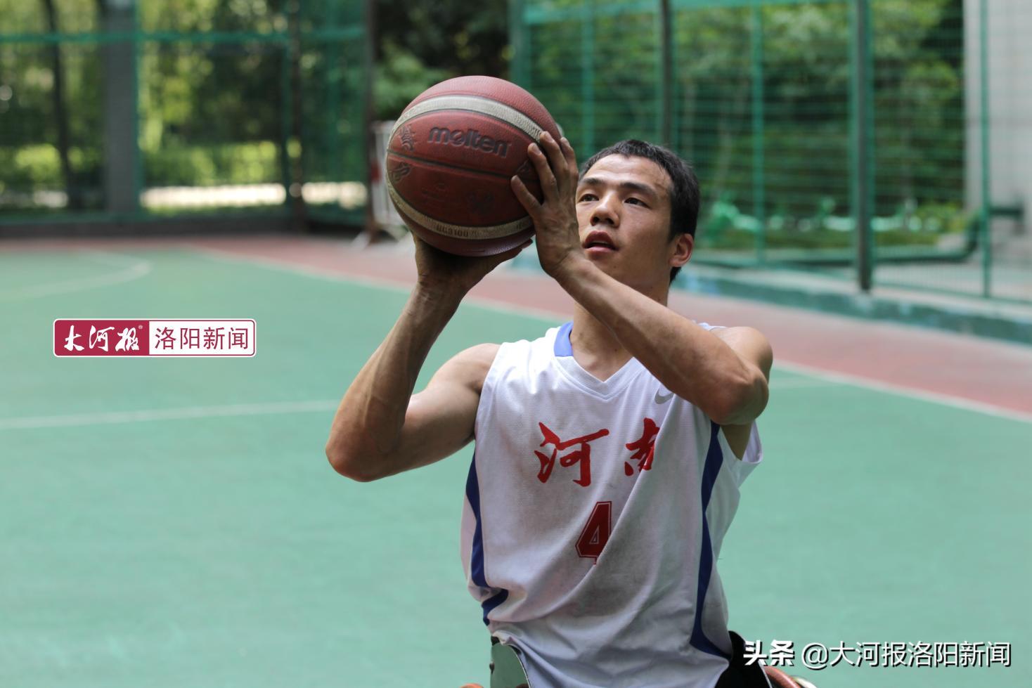 洛阳28岁无腿小伙苦练游泳,50米泳道仅用时40多秒