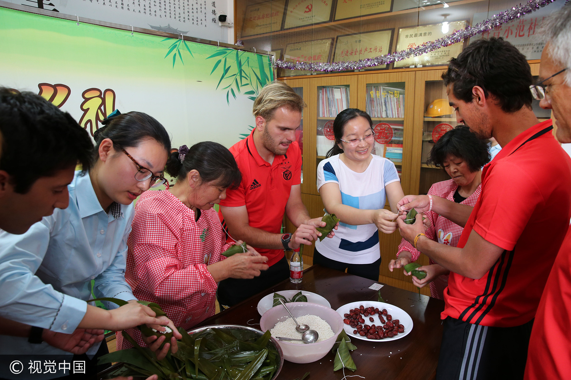 江苏南通:葡萄牙友人裹粽子感受中国传统习俗 江苏南通:葡萄牙友人裹粽子感受中国传统习俗