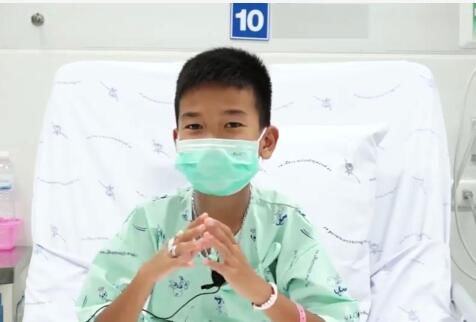 泰国被困足球队少年回忆洞中生活:曾挖隧道自
