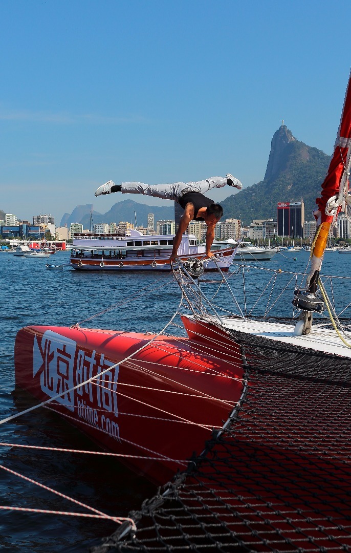 组图-体操冠军李东华登船 做高难体操动作