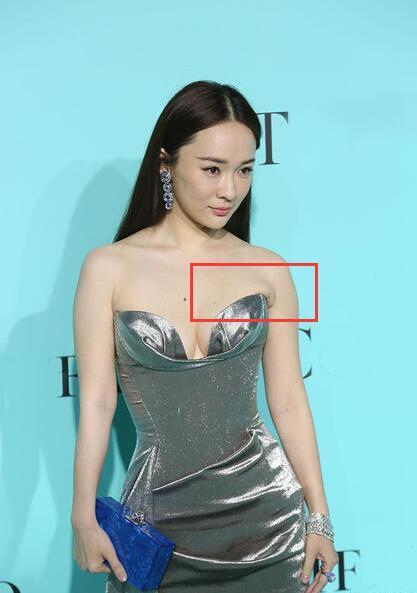 霍思燕穿抹胸裙秀身材 腋下的赘肉好抢镜 霍思燕穿抹胸裙秀身材 腋下的赘肉好抢镜