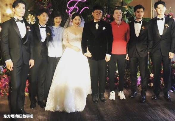 冯小刚携妻子参加婚礼,张一山身高成亮点,网友