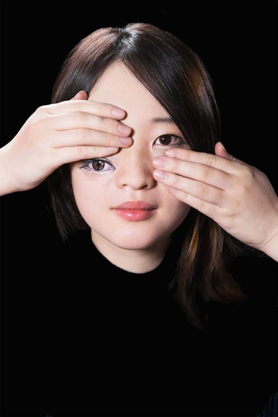 组图:日本女大学生用丙烯画出的惊悚美女,眼睛