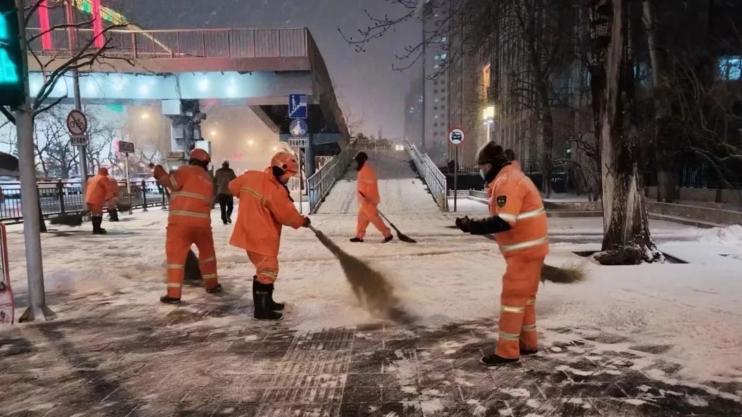 全市6.3万环卫工人备勤,出动4.5万人次扫雪铲冰 全市6.3万环卫工人备勤,出动4.5万人次扫雪铲冰