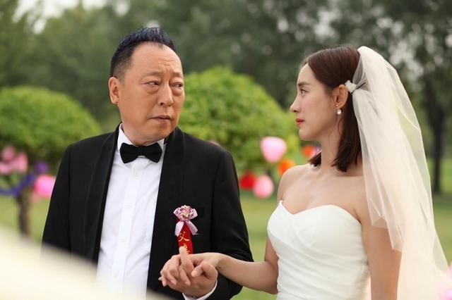 倪萍亲妹夫倪大红近照,曾因太丑无戏可演,女儿