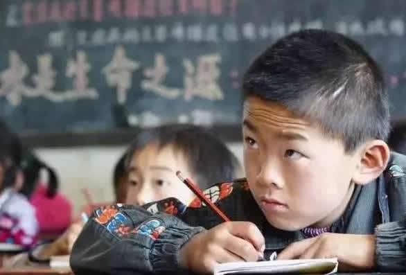 小学生没完成英语作业,老师拍照发家长群,网友