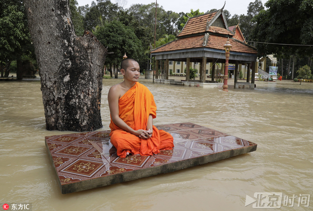 真佛系!柬埔寨僧人洪水中淡定打坐 真佛系!柬埔寨僧人洪水中淡定打坐