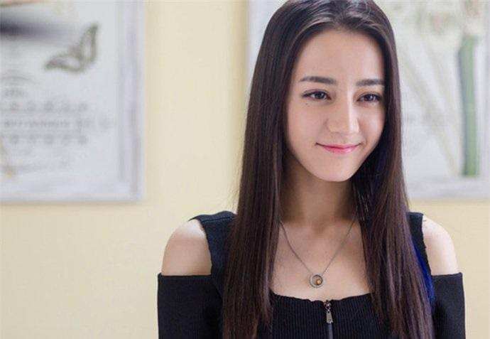 迪丽热巴小腹纹身露出,网友:羡慕帮她纹身的师