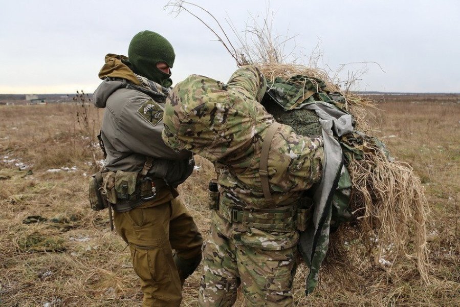 俄军狙击手展示伪装技术。