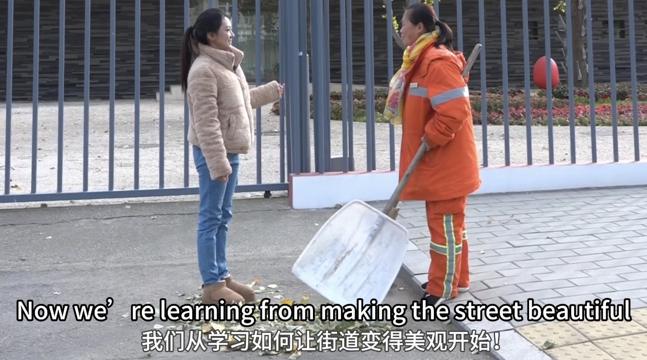 这位大姐不一般！是“环卫工人”也是“草根外交官”
