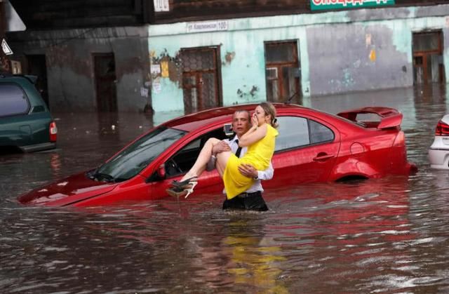 俄罗斯世界杯举办城市发大水 男子从车里救出