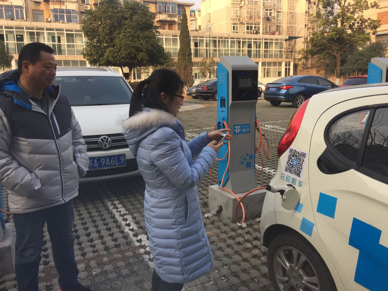 马鞍山用户正在用手机扫码租车