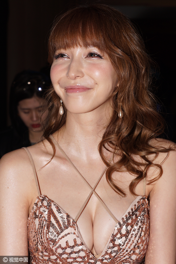 拥有四分之一美国血统的她既有混血美女的气质，同时也有现代美人的典雅知性，可塑性极强。