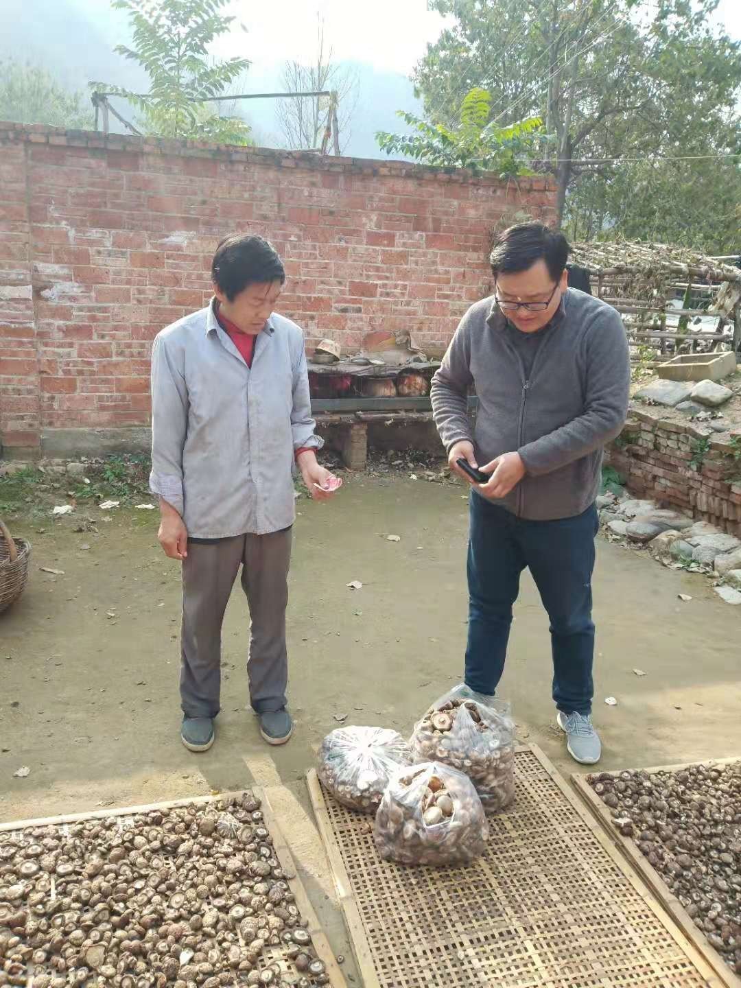 西峡县桑坪镇三湾村扶贫消费为贫困户助力(图1) 西峡县桑坪镇三湾村扶贫消费为贫困户助力(图1)