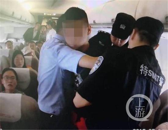 16岁少年体内藏毒品53包 在机场身体不适吐9包 16岁少年体内藏毒品53包 在机场身体不适吐9包