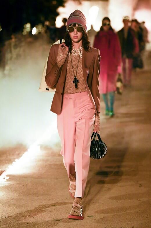 Gucci 2019早春度假系列 这次秀场搬到了墓地