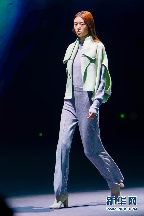 9月3日,模特在2019北京时装周开幕大秀上展示服装作品。 当日,2019北京时装周正式开幕。