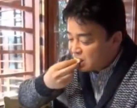 韩国艺人吃中国美食辣子鸡,尝了一口后,好吃得