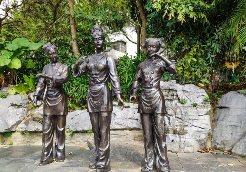 “刘三姐”的故事早在宋人笔记里就出现了,她是广西一带民间传说中的一个美丽多情的女子,因擅长编唱山歌而被奉为“歌仙”。她的许多动人故事和脍炙人口的山歌,已经流传了一千多年。据载,刘三姐每次演唱时“观听者环绕数山,围堵重重,于三日夕竟忘寝食,而歌者不歇,人人绝赏。”不仅在广西,“刘三姐”的故事还流传到广东、湖南、湖北、云南、贵州、四川等地。