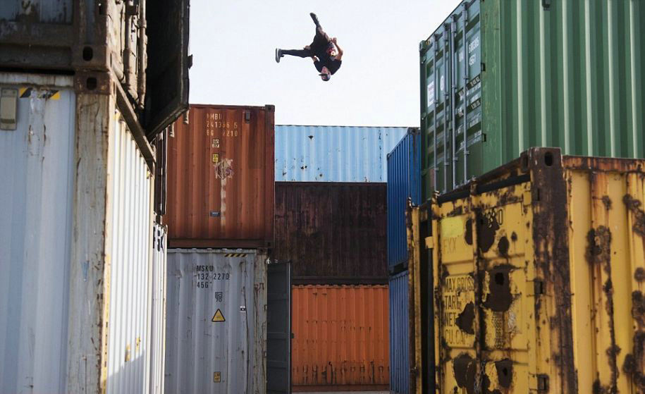 跑酷项目最早出现在上世纪90年代的法国，它对于身体素质有极高的要求。