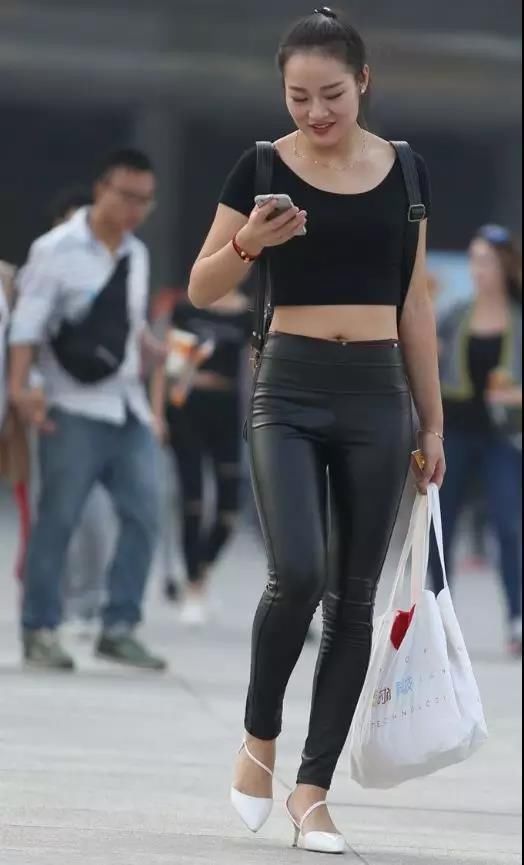 街拍:穿紧身黑色皮裤性感身材的美女
