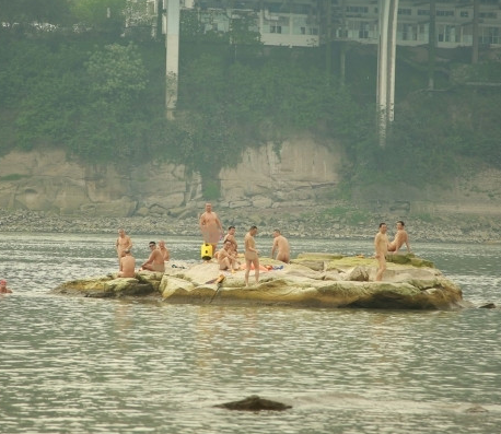 重庆惊现集体裸泳 一群男子在女孩面前肆无忌惮
