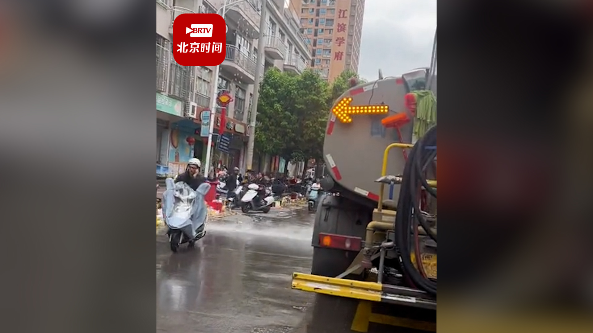 城管局回应洒水车洒水喷到摊贩：放音乐就是发出提醒，车大有时候有盲区