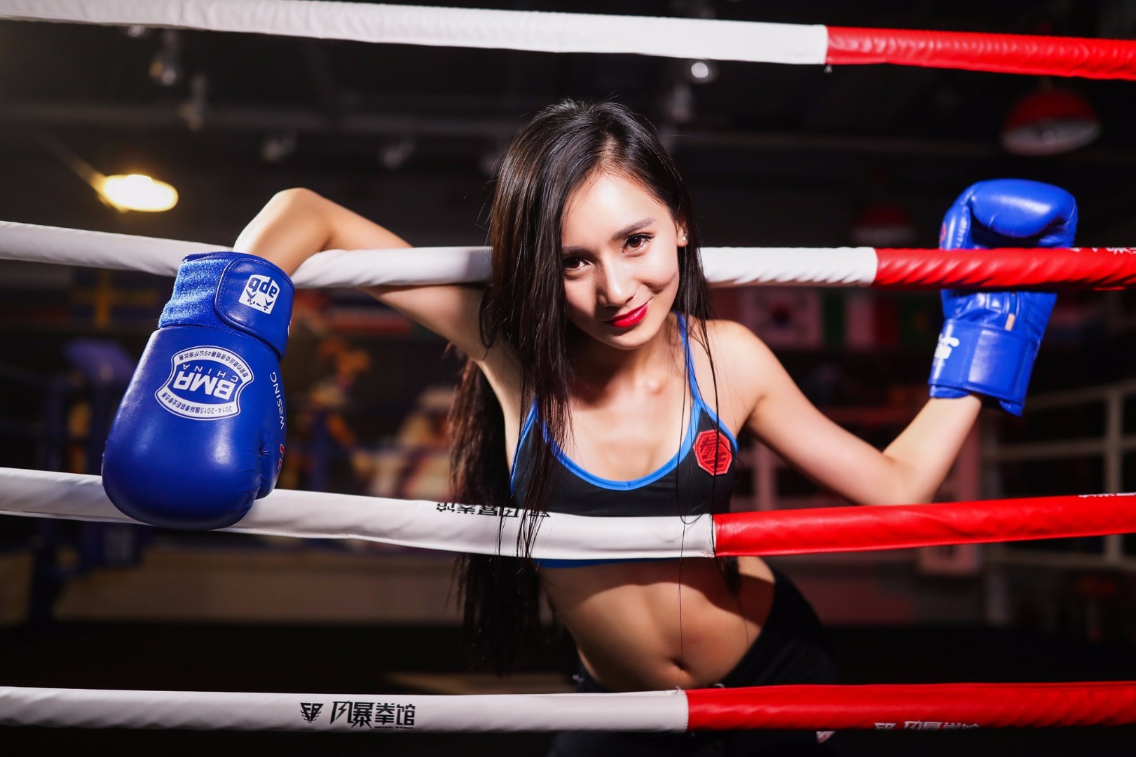 如果说拳击、搏击比赛仅仅是为专业爱好者准备的感官饕餮，那么擂台宝贝们的款款出境则是为所有观众奉献的视觉甜品。