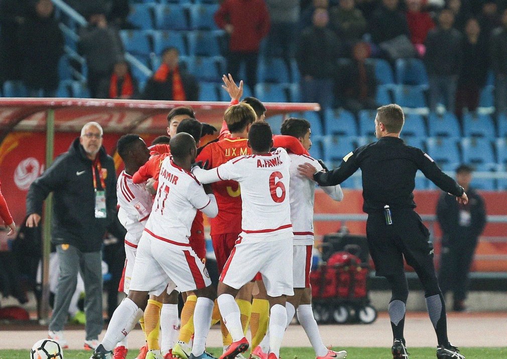 阿曼队员倒地后与中国男足爆发冲突,场面一度