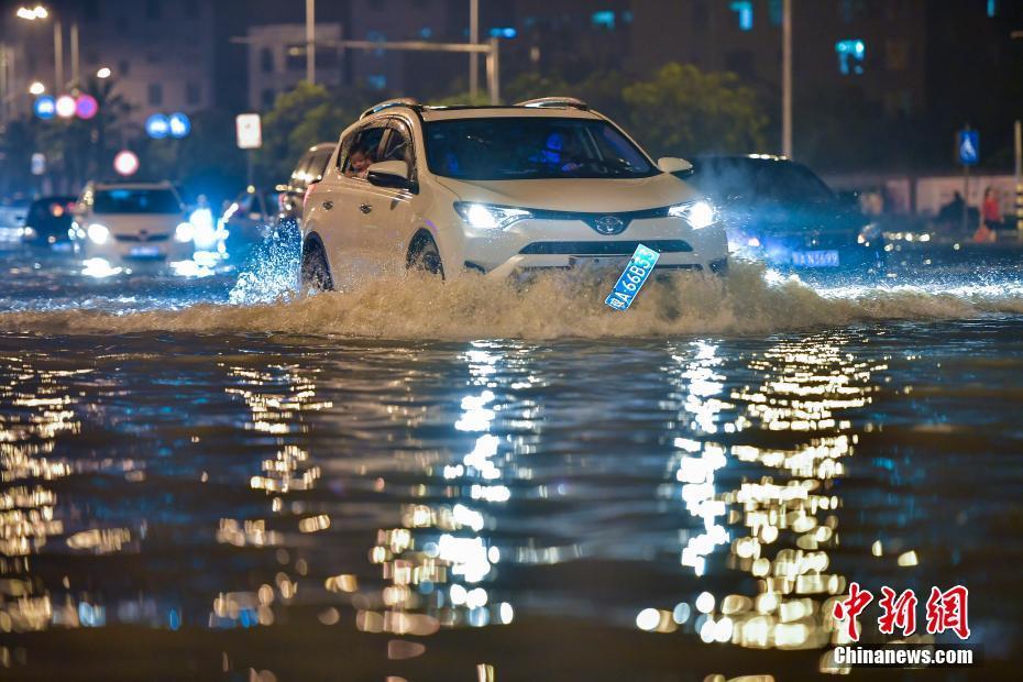 下午5点至6点时，高潮已达1.87米，积存的雨水无法通过排洪沟流入大海，致使内涝严重。